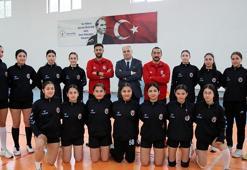 Ortaokul sonrası aynı liseye geçip, hentbolda 4'üncü kez Türkiye şampiyonu oldular