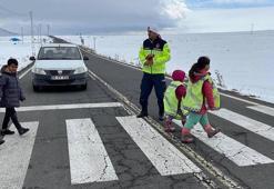 Kars'ta, jandarmadan köylerdeki ilkokul öğrencilerine uygulamalı trafik eğitimi