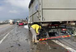 Bursa'da karlı havada 25 araç zincirleme kazaya karıştı