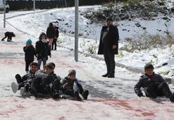 Samsun’da çocuklar, tatili fırsata çevirdi; kar topu oynayıp, kardan adam yaptılar