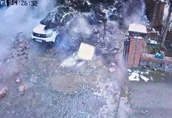 İstinat duvarı araçların üzerine yıkıldı; o anlar kamerada
