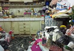 Aydın'da kötü koku yayılan evden 7 traktör römorku dolusu çöp çıktı