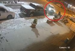 Otomobil, yaya ile kamyonete çarptı; o anlar kamerada