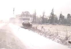 Hafif ticari araç, karda kayıp devrildi; o anlar kamerada