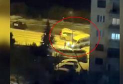 Buzlanan yolda kayan işçi servisine halk otobüsü çarptı; o anlar kamerada