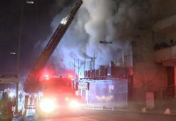 Küçükçekmece'de mobilya atölyesindeki yangın iki binaya sıçradı; çatıda mahsur kalan 6 kişi kurtarıldı