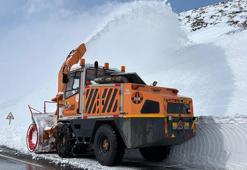 Van'da kapalı 468 yerleşim yolu açıldı; Hakkari'de kar kalınlığı 1,5 metreyi buldu