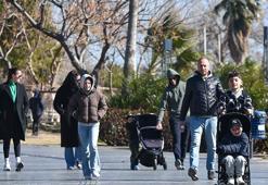 Güneşi kaçırmayıp, karlı dağ manzarasında yürüdüler