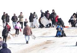Tuzla'da kayak merkezini aratmayan görüntüler; bu havada denize girdiler