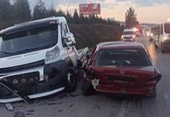 Kamyonetin, emniyet şeridinde bekleyen 2 çekiciye çarpması kamerada; 1 ölü, 1 yaralı