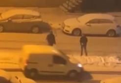 Başakşehir'de aracına kar topu atanlar için indi; kayan aracın kaza yaptığı anlar kamerada