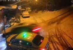 Beykoz'da buzlanan yolda kayan otomobil taksi ve 2 eve çarptı; kaza anı kamerada