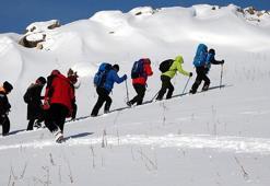 Zernaki Tepe’ye tırmanıp, yaban hayvanları için doğaya ekmek bıraktılar