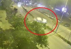 Otomobilin aydınlatma direğine çarptığı kaza kamerada