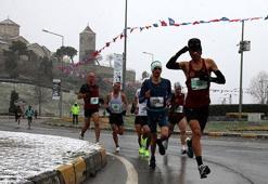 45’inci Uluslararası Trabzon Yarı Maratonu kar yağışı altında koşuldu