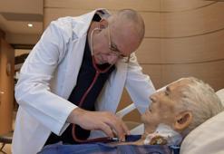 Triküspit kapak yetmezliği teşhisi konulan 74 yaşındaki hasta, kalbi durdurulmadan tedavi edildi