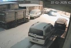 İstanbul'da karda renkli görüntüler; kimi kardan çiğ köfte yaptı kimi köpeğini tepsiyle kaydırdı