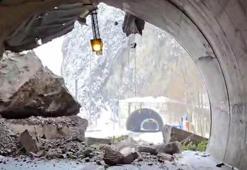 Kemalpaşa-Sarp kara yolunda heyelan