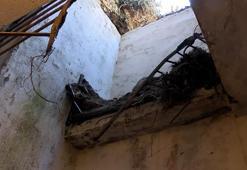 Beşiktaş'ta toprak kayması; toprak ve kaya parçaları evlere girdi