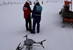 Çığ bölgesinde kayak yapan ve kask takmayan 12 kişi dron kamerasıyla tespit edildi