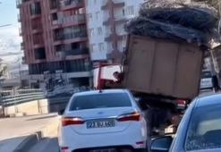 Hurda yüklü kamyonet, lastiği patlayınca devrilme tehlikesi geçirdi; o anlar kamerada