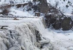 Erzincan'daki Işıkpınar Deresi, buz tuttu