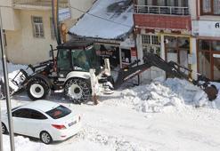 Karlıova'da biriken kar, kamyonlarla ilçe dışına taşınıyor