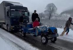 Karda kalan 25 tonluk TIR’ı, 750 kiloluk 'patpat' çekti; o anlar kamerada
