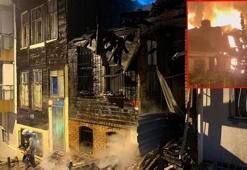 Beşiktaş'ta 3 katlı 2 ahşap bina alev alev yandı