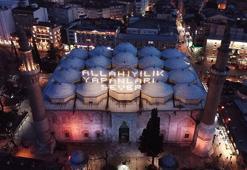 626 yıllık Tarihi Ulu Cami'ye 'Allah iyilik yapanları sever' mahyası asıldı