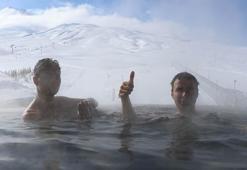 Erciyes Kayak Merkezi’nde eksi 10 derecede sıcak havuza giriyorlar