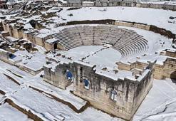 Karla kaplı antik tiyatro dron ile görüntülendi