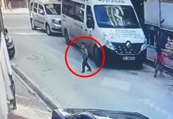 Esenyurt'ta servis minibüsünün 5 yaşındaki çocuğa çarptığı anlar kamerada