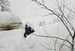 Artvin'de çığ düştü; 2 ev ile 1 iş makinesi kar kütlesi altında kaldı