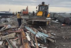 Avcılar Sahili'ndeki tekne enkazları kaldırıldı