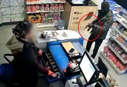 Uzun namlulu oyuncak silahla soygun anı kamerada