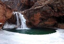 Konya'da Çetmi Şelalesi buz tuttu