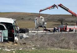 Bilecik’te TIR, yolcu otobüsüne çarptı; 11 yaralı
