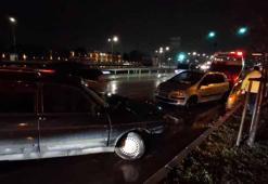 Kayganlaşan yolda duramayan otomobil, kırmızı ışıkta yavaşlayan otomobile çarptı: 1'i çocuk 5 yaralı