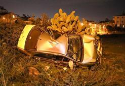 Otomobil metrelerce sürüklenip, ağaca çarptı; polis memuru öldü