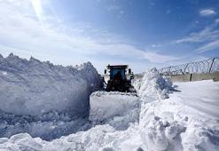 Kardan kapanan kırsal mahalle yollarında karla mücadele çalışması