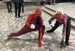 Örümcek adamların kar topu savaşı