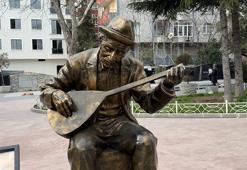 Avcılar'da Aşık Veysel heykelinin sazını yine kırdılar