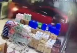 Otomobilin markete girdiği kaza kamerada