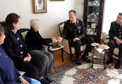 Hatice teyzeden huduttaki Mehmetçiğe boyunluk hediyesi