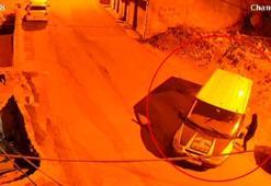 Minibüsü iterek çalmaya kalkıştılar; o anlar kamerada