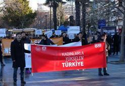 Erkekler siyah kıyafet giyip, kadına yönelik şiddete karşı yürüdü