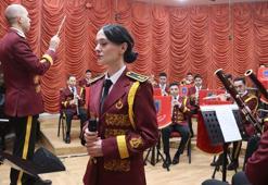 Jandarma bandosunun solisti Büşra astsubay