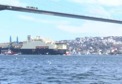 Boru döşeme gemisi ‘Castorone' İstanbul Boğazı'ndan geçti