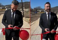 Kalabalık tepkisinden rahatsız olan belediye başkanı, köprüyü tek başına açtı